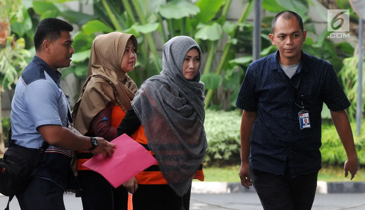 Dua tersangka penerima suap anggota DPRD Kota Malang Tri Yudiani (kedua kanan) dan Sulik Lestyowati (kedua kiri) tiba di gedung KPK, Jakarta, Senin (23/4). Tri dan Sulik diperiksa perdana pasca penahanan. (Merdeka.com/Dwi Narwoko)