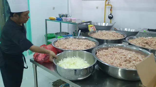 Sejumlah petugas sedang menyiapkan bahan makanan bergizi gratis (MBG) di SPPG Tapos, Depok, Jawa Barat.