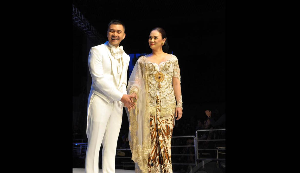 Kemesraan pasangan Anjasmara dan Dian Nitami saat memperagakan kebaya rancangan Anne Avantie, Jakarta, (3/9/14). (Liputan6.com/Panji Diksana)