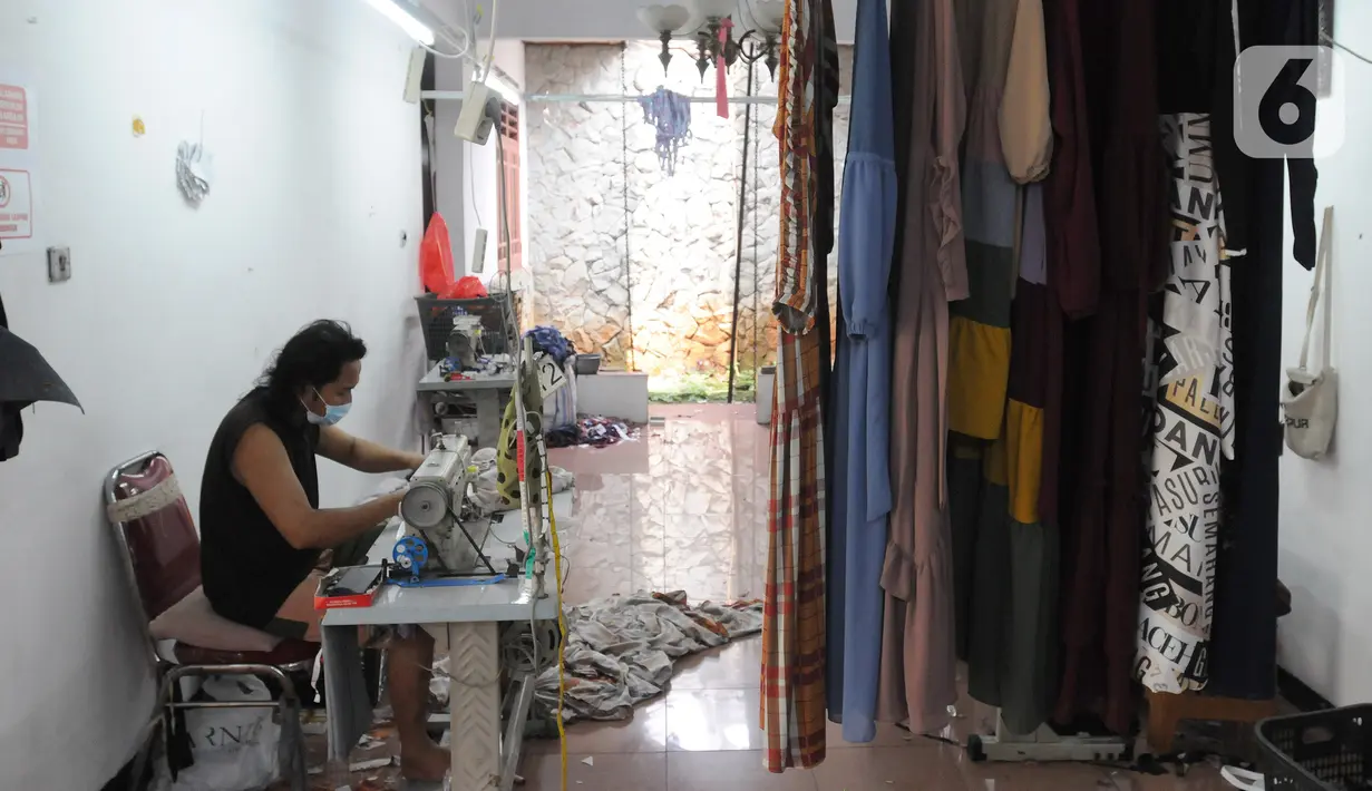 Pekerja menyelesaikan proses produksi di home industri busana muslim Albarizk UMMA di kawasan Beji, Depok, Selasa (12/4/2022). Mendekati lebaran, penjualan jilbab dan busana musim secara online meningkat 100 persen dibandingkan tahun lalu saat masa pandemi. (merdeka.com/Arie Basuki)