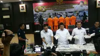 Kabareskrim Komjen Ari Dono memperlihatkan hasil pengungkapan 135 kg sabu oleh jajaran Direktorat Tindak Pidana Narkoba (Liputan6.com/Nanda)