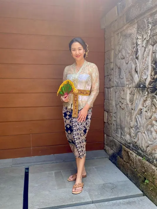 Saat me time, Sherina Munaf tampil manis mengenakan kebaya brukat berwarna putih dan kain Bali [@sherinamunaf]