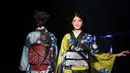 Model berjalan di atas catwalk mengenakan kimono rancangan desainer Jepang, Jotaro Saito untuk koleksi Fall Winter 2019/2020 pada Tokyo Fashion Week di Tokyo, Rabu (20/3/2019). (Photo by Toshifumi KITAMURA / AFP)