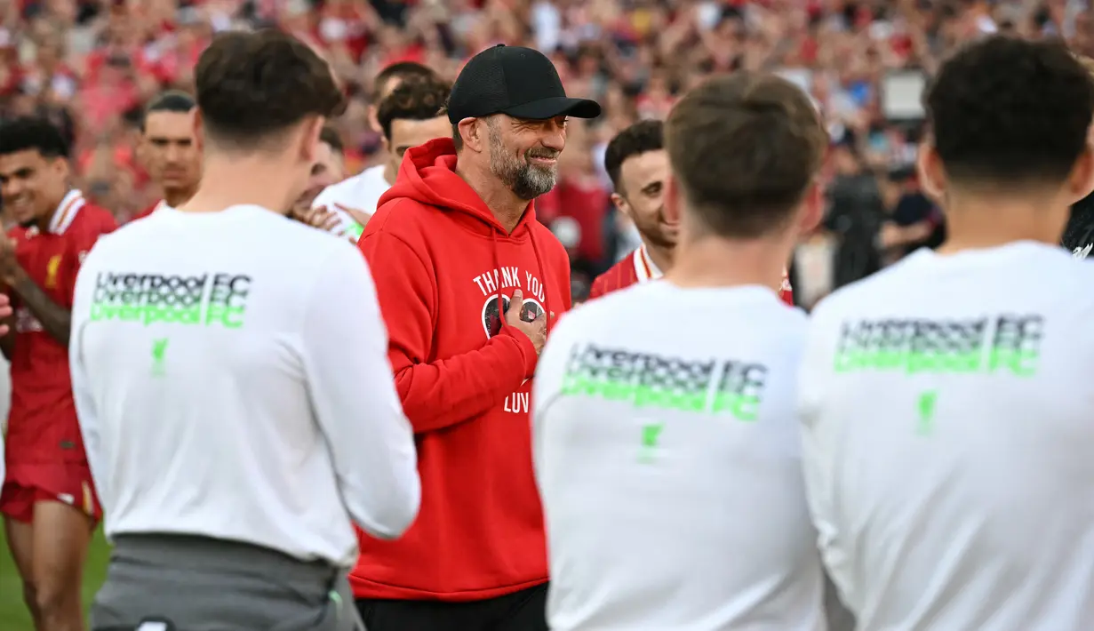 Pelatih Liverpool, Jurgen Klopp,  saat seremoni perpisahan setelah laga melawan Wolverhampton Wanderers pada pekan terakhir Liga Inggris di Stadion Anfield, Minggu (19/05/2024). (AFP/Paul Ellis)