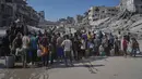 Kekurangan air bersih memaksa warga Gaza bergantung pada distribusi yang terbatas. (AP Photo/Jehad Alshrafi)