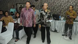 Menteri Agama RI Lukman Hakim Saifuddin dan mantan ketua umum PP Muhammadiyah Ahmad Syafii Maarif saat tiba di Hotel Alia untuk mengisi acara seminar fikih, Jakarta, Selasa (24/2/2015). (Liputan6.com/Herman Zakharia)
