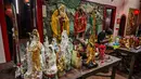Untuk diketahui, tradisi bersih-bersih rupang merupakan ritual membersihkan patung dewa-dewi dengan air hangat yang ditaburi bunga dan minyak khusus, diikuti dengan mengganti kain patung dan mempersembahkan doa. Tampak dalam foto, para sukarelawan membersihkan patung-patung dewa di Kuil Hong San Ko Tee, Surabaya, Jawa Timur, pada Rabu 11 Februari 2026. (JUNI KRISWANTO/AFP)