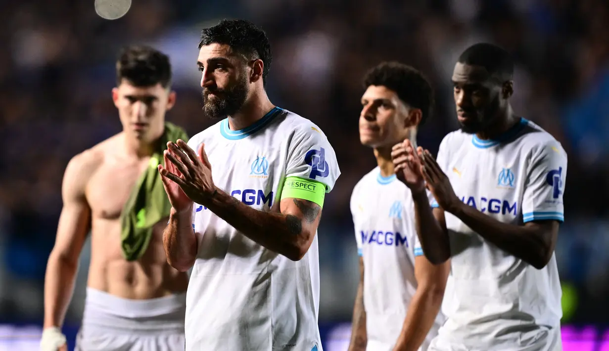Pemain Marseille, Samuel Gigot, bersama rekannya tampak kecewa setelah ditaklukkan Atlanta pada laga semifinal Liga Europa di Bergamo, Italia, Jumat (10/5/2024). (AFP/Marco Bertorello)
