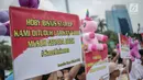 Sejumlah spanduk dan boneka dibawa saat puluhan massa yang tergabung dalam Komunitas Blogger Milenial (KBM) menggelar aksi #SaveUnicorn di Jakarta, Selasa (19/2). (Liputan6.com/Faizal Fanani)