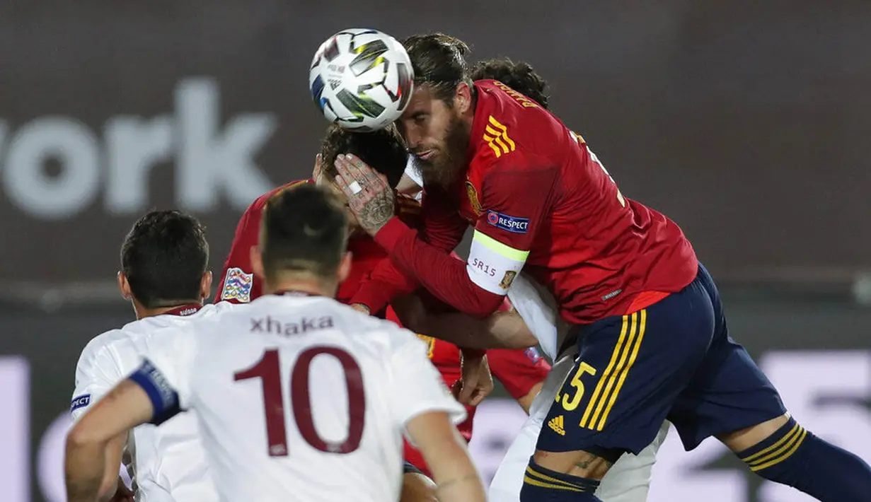 Bek Spanyol, Sergio Ramos, menyundul bola saat melawan Swiss pada laga UEFA Nations League di Stadion Alfredo di Stefano, Minggu (11/10/2020). Spanyol menang dengan skor 1-0. (AP Photo/Manu Fernandez)