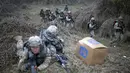 Tentara AS saat mengambil bagian dalam latihan gabungan tentara AS-Korsel di persimpangan sungai dekat zona demiliterisasi yang memisahkan antara Korsel dan Korut di Incheon (8/4). (REUTERS/Kim Hong-Ji)