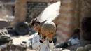 Seorang perajin tembikar bekerja di Desa Nazla di Fayoum, Mesir (5/10/2020). Desa Nazla yang terletak di Kegubernuran Fayoum, Mesir, terkenal dengan perajin tembikarnya yang masih mempertahankan teknik pembuatan tembikar dari zaman Mesir kuno. (Xinhua/Ahmed Gomaa)