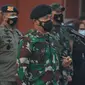 Pangdam Jaya Mayjen TNI Dudung Abdurachman menjadi inspektur dalam upacara penerimaan jenazah Kabinda Papua, Brigjen TNI I Gusti Putu Danny Karya Nugraha di terminal cargo jenazah Bandara Soekarno Hatta, Senin (26/4/2021). (Ist)