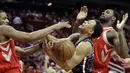 Pebasket San Antonio Spurs, Bryn Forbes, berusaha melewati pebasket Houston Rockets pada laga NBA di Toyota Center Selasa (13/2/2018). Houston Rockets menang 109-93 atas San Antonio Spurs. (AP/David J. Phillip)
