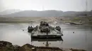 Tentara Korsel menaiki kendaraan perang U.S. army Bradley sebelum menyebrangi jembatan pontoon selama latihan di persimpangan sungai dekat zona demiliterisasi yang memisahkan antara Korsel dan Korut di Incheon (8/4). (REUTERS/Kim Hong-Ji)