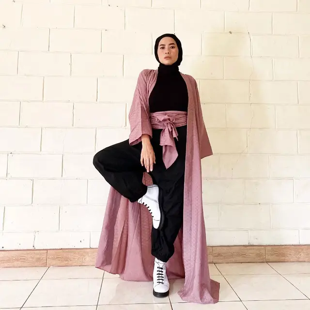 6 Gaya OOTD Trinil Moeby Ibu Hanggini, Tak Kalah Kece dari Sang Anak