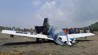 Detik-Detik Pesawat Latih Perkasa Flight School Mendarat Darurat di Pantai Cemara Sewu Cilacap