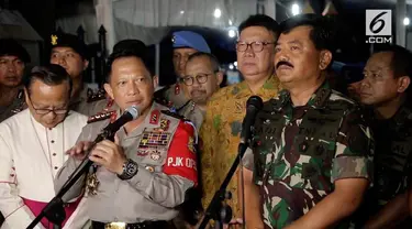 Panglima TNI Marsekal Hadi Tjahjanto bersama Kapolri Jenderal Tito Karnavian mengunjungi sejumlah gereja di malam Natal.