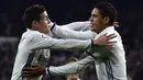 Pemain Real Madrid, James Rodriguez, bersama Raphael Varane merayakan gol yang dicetaknya ke gawang Sevilla. Dua gol Madrid dicetak oleh James sementara satu lagi dibukukan oleh Varane. (AFP/Gerard Julien)