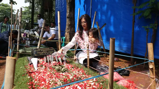 [Bintang] Sarwendah dan Thalia di Makam Jupe