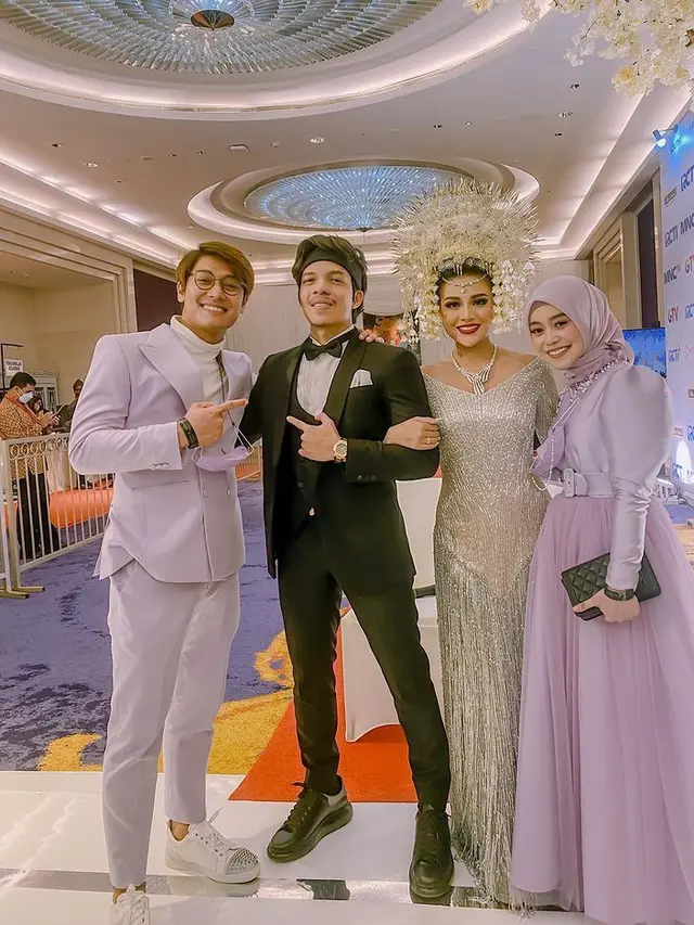 Potret 6 Pasangan Artis yang Pakai Baju Sama Saat Kondangan, Kompak Banget