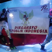 Tidak hanya berparas cantik, Aurelie Moeremans juga memiliki jiwa nasionalisme yang tinggi. Terbukti dengan keterlibatannya menjadi pasukan pengibar bendera di hari kemerdekaan Republik Indonesia ini. (Deki Prayoga/Bintang.com)