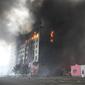 Sebuah gedung terbakar setelah penembakan di Kiev, Ukraina, Kamis (3/3/2022). Pasukan Rusia telah meningkatkan serangan mereka di kota-kota yang padat dalam apa yang disebut pemimpin Ukraina sebagai kampanye teror yang terang-terangan. (AP Photo/Efrem Lukatsky)