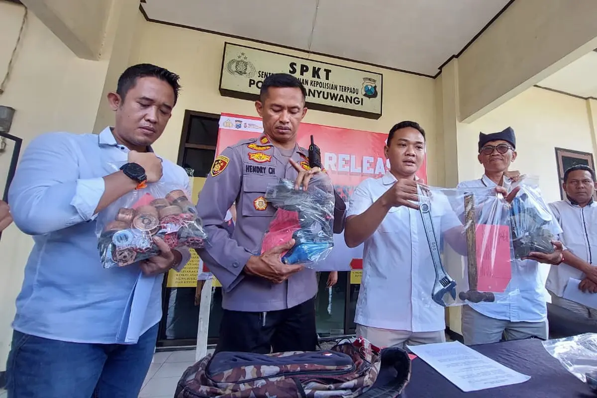 Polisi tunjukkan barang bukti meteran dan lainnya dalam konfrensi pers di Mapolsek Banyuwangi Kota.