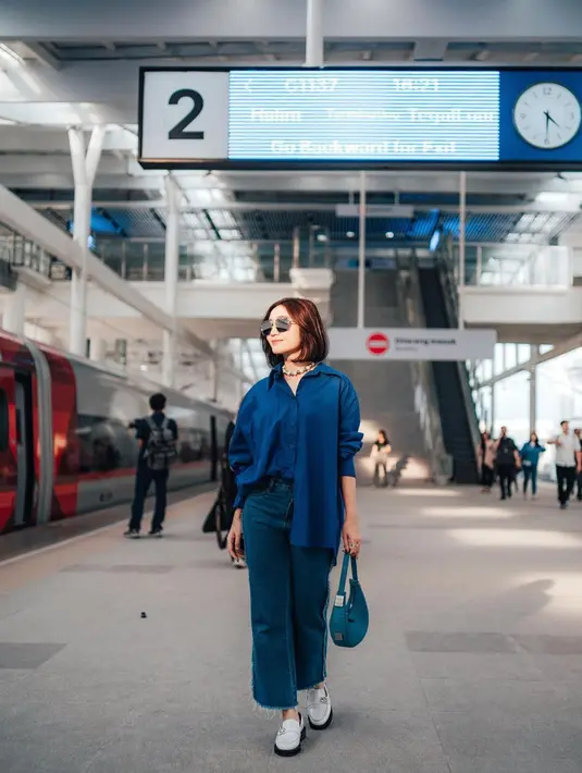 Febby juga tampak mengenakan kalung dan sunglasses. Mana potret Febby Rastanty yang jadi favoritmu di sini, Sahabat FIMELA? [Foto: Instagram/febbyrastanty]