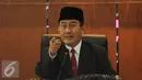 Ketua DKPP, Jimly Asshiddqie saat memimpin pembacaan sembilan putusan terkait Pilkada di Gedung DKPP Jakarta, Rabu (18/11). Sidang juga dilakukan di kantor Bawaslu setempat dengan teknologi video conference. (Liputan6.com/Helmi Fithriansyah)  