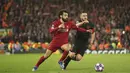 Penyerang Liverpool, Mohamed Salah menggiring bola dari kejaran gelandang Atletico Madrid, Koke pada pertandingan leg kedua babak 16 besar Liga Champions di di stadion Anfield, Inggris (12/3/2020). Atletico menang atas 3-2 atas Liverpool dengan agregat 4-2. (AP Photo/Jon Super)