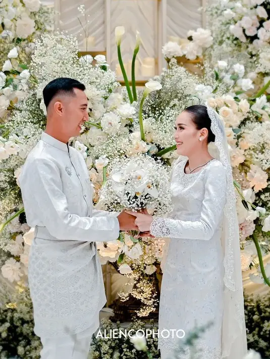 Saat melamar Ayu Ting Ting, Dhana pun tampil serba putih dengan gaya Melayu yang serasi dengan calon istrinya.  [@aliencophoto]
