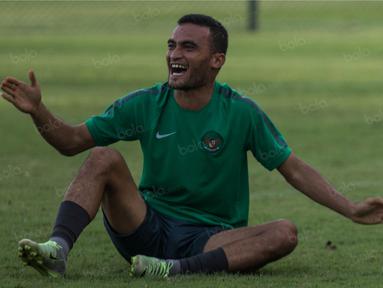 Gelandang serang Timnas Indonesia, Rizky Pora, melakukan sejumlah tindakan lucu saat latihan jelang laga final Piala AFF 2016 di Lapangan SPH Karawaci, Banten, Jumat (10/12/2016). (Bola.com/Vitalis Yogi Trisna)