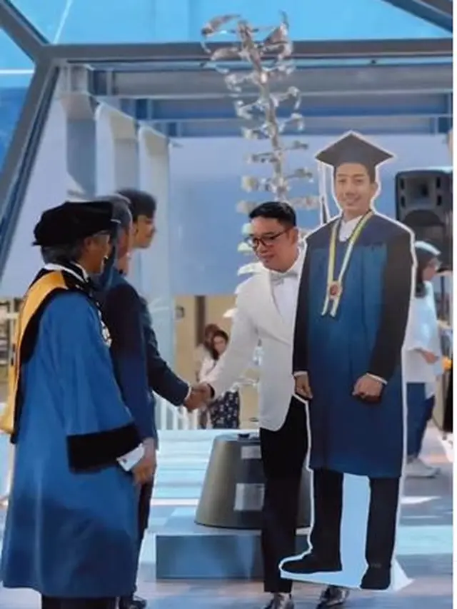 6 Potret Ridwan Kamil Wakili Mendiang Eril Wisuda, Tak Kuasa Tahan Air Mata