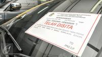 Stiker penyitaan ditempel di kaca mobil terkait kasus dugaan tindak pidana pencucian uang (TPPU) di Kantor Pusat Dirjen Pajak, Jakarta, Kamis (26/1). (Liputan6.com/Yoppy Renato)