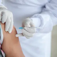 Ilustrasi orang yang sedang disuntik vaksin flu. Credits: pexels.com by FRANK MERIÑO