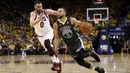 Pebasket Golden State Warriors, Stephen Curry, berusaha melewati pebasket Cleveland Cavaliers, Kevin Love, pada final NBA di Oracle Arena, Oakland, Minggu (3/6/2018). Warriors menang 122-103 atas Cavaliers. (AFP/Ezra Shaw)