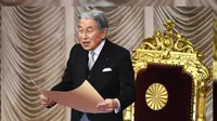 Kaisar Jepang Akihito tengah membacakan pengumuman kerajaan di depan Majelis Tinggi Parlemen di Tokyo pada 8 November 2017 (KAZUHIRO NOGI / AFP)