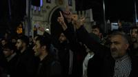 Orang-orang meneriakkan slogan-slogan saat protes di luar konsulat Swedia di Istanbul, Turki, Minggu (22/1/2023). Kemarahan atas protes pembakaran Alquran di Swedia menghasilkan protes hari kedua di Turki, yang membuat ketegangan antara kedua negara. (AP/Khalil Hamra)