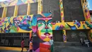 Warga berjalan di dekat karya seni Mural di Taman Ismail Marzuki (TIM), Jakarta, Selasa (11/9). Mural tersebut dibuat untuk mempererat kerjasama antara Pemprov DKI dengan Kedutaan Besar Kolombia dalam bidang seni perkotaan. (Liputan6.com/Faizal Fanani)