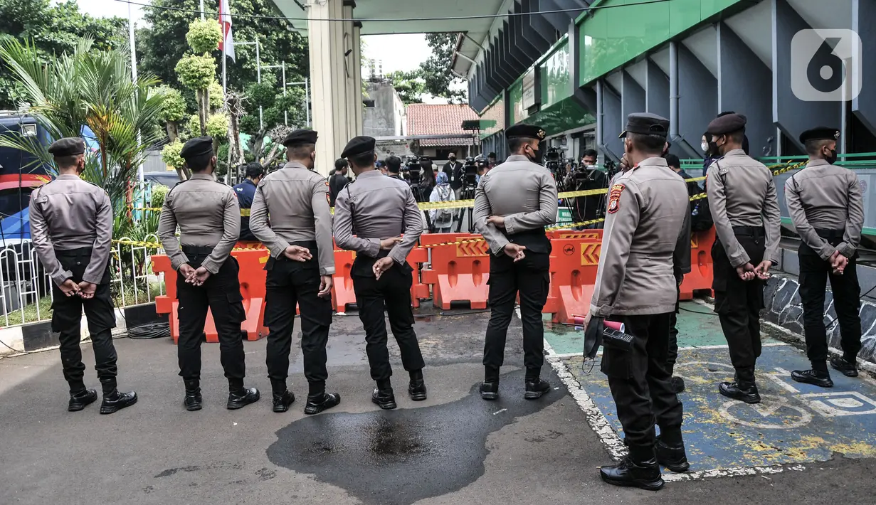 Pasukan Brimob Polri berjaga saat sidang perdana Ferdy Sambo di Pengadilan Negeri Jakarta Selatan, Senin (17/10/2022). Kepolisian menurunkan personel Brimob untuk menjaga keamanan jalannya sidang perdana Ferdy Sambo terkait kasus pembunuhan Brigadir J.(Merdeka.com/Iqbal S. Nugroho)