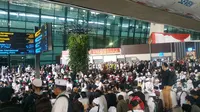 Suasana penjemputan Rizieq Shihab oleh simpatisannya di Bandara Soetta. (Liputan6.com/Pramita Tristiawati)