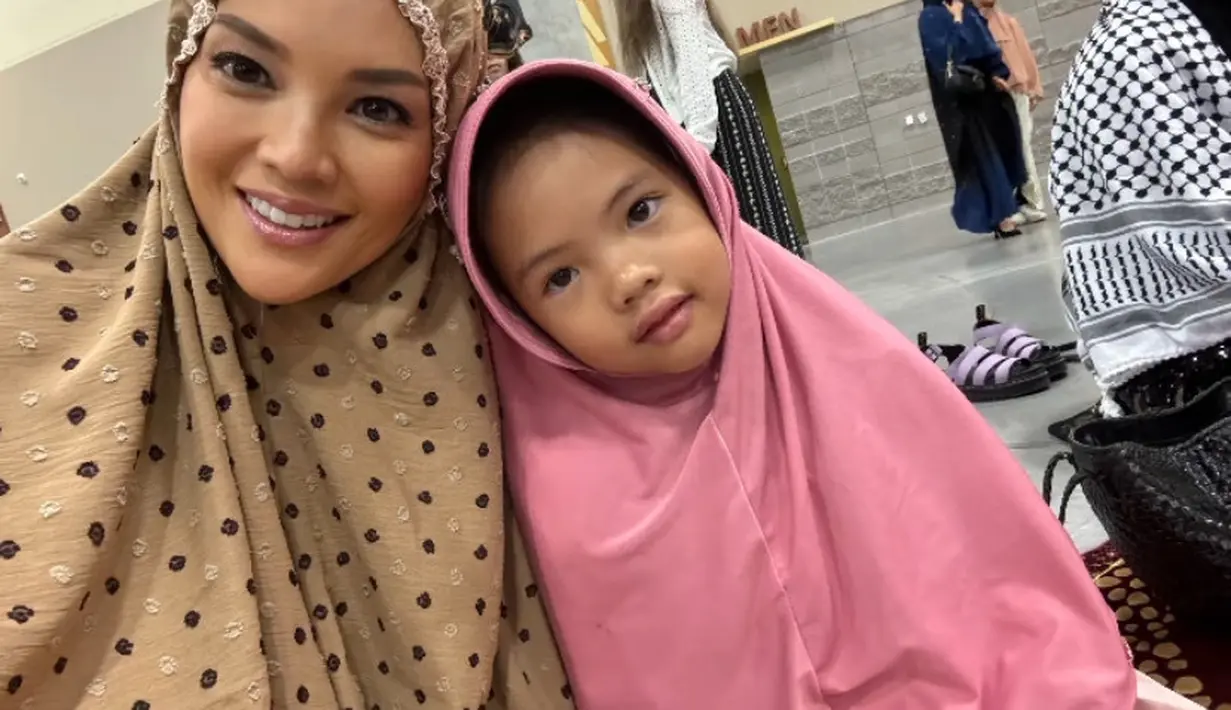Sebelumnya, Farah dan putrinya sholat ied di masjid Amerika Serikat. Farah mengenakan mukena coklat polkadot dan putrinya mengenakan kerudung pink. [@farahquinnofficial]
