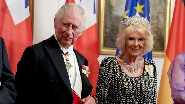 Ratu Camilla Berkilau dalam Balutan Tiara Greville dan Kalung Berlian Ratu Elizabeth di Pesta Kenegaraan