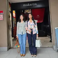 Dian Sastrowardoyo dan Happy Salma tampil kompak dengan kebaya sambil baca buku (@therealdisastr)