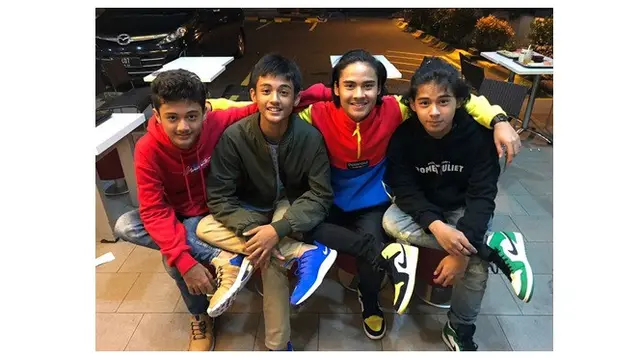 8 Potret Kompak Empat Anak Ferdy 'Element', Gondrong Semua