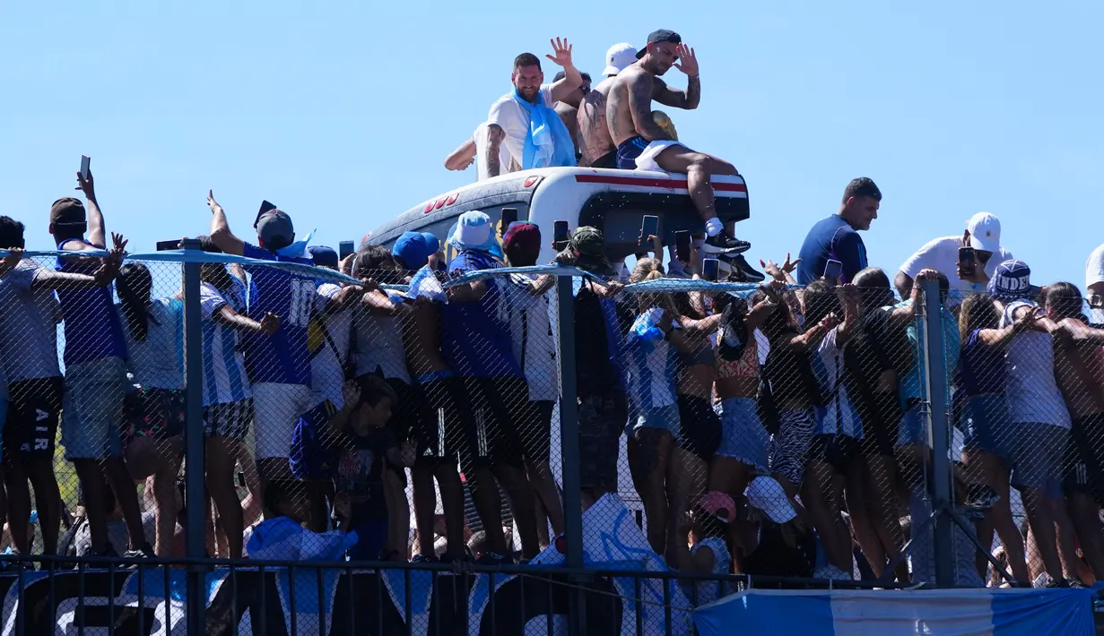 Lionel Messi melambai dari bus atap terbuka yang membawa Timnas Argentina saat parade usai menjuarai Piala Dunia 2022 di Buenos Aires, Argentina, 20 Desember 2022. Jutaan orang menyambut kepulangan Lionel Messi dan kawan-kawan bak pahlawan usai Argentina menjuarai Piala Dunia 2022. (AP Photo/Natacha Pisarenko)