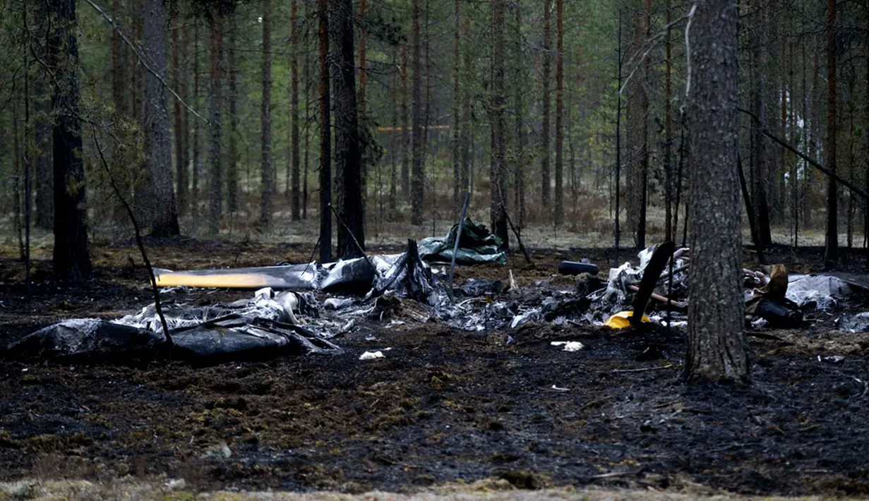 Sebuah pesawat jenis Comp Air 8 jatuh di dekat Pangkalan Udara Jamijarvi, barat daya Finlandia, Senin (21/4/2014). (REUTERS/Vesa Moilanen/Lehtikuva)