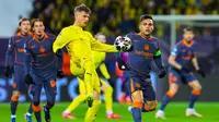 Fredrik Sjovold dan Lautaro Martinez berebut bola dalam laga Liga Champions antara Bodo Glimt vs Inter Milan di Aspmyra Stadion, 19 Februari 2026. (Thomas Andersen/NTB Scanpix via AP)