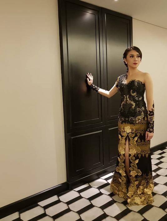FOTO Gaya  Cantik Dara The Virgin Saat Pakai Kebaya  